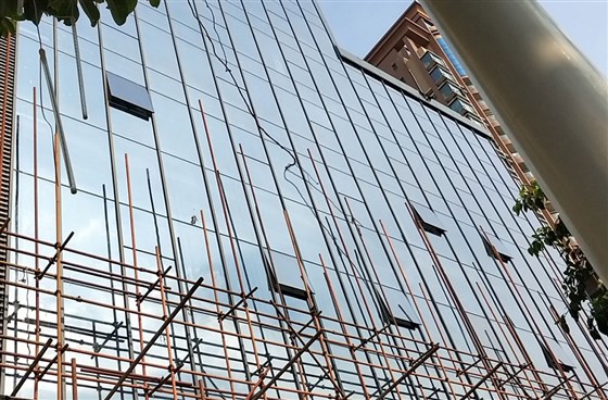 半隱框玻璃幕墻有什么好