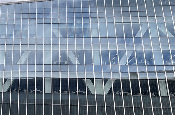 明框和半隱框玻璃幕墻價格差異