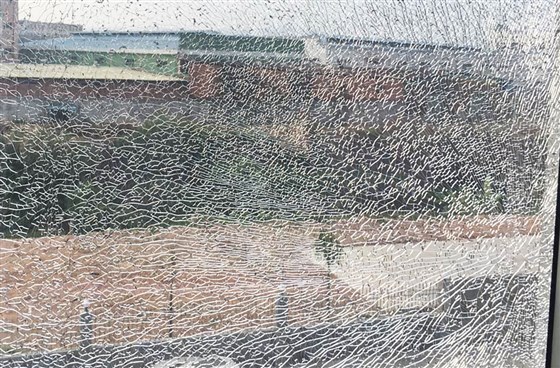 深圳幕墻玻璃自爆維修找誰(shuí)做