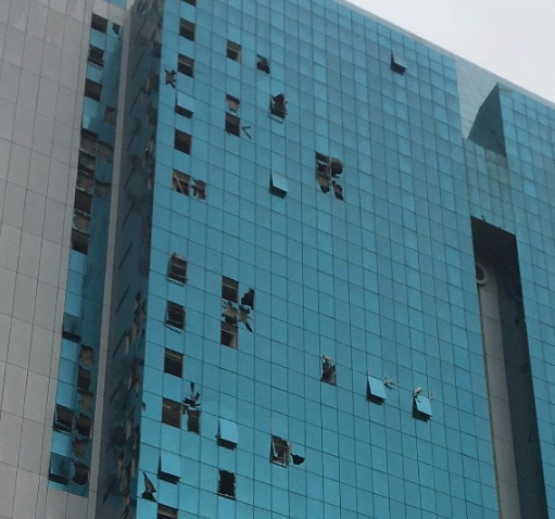 臺(tái)風(fēng)來(lái)襲時(shí)、玻璃幕墻能扛得住么！