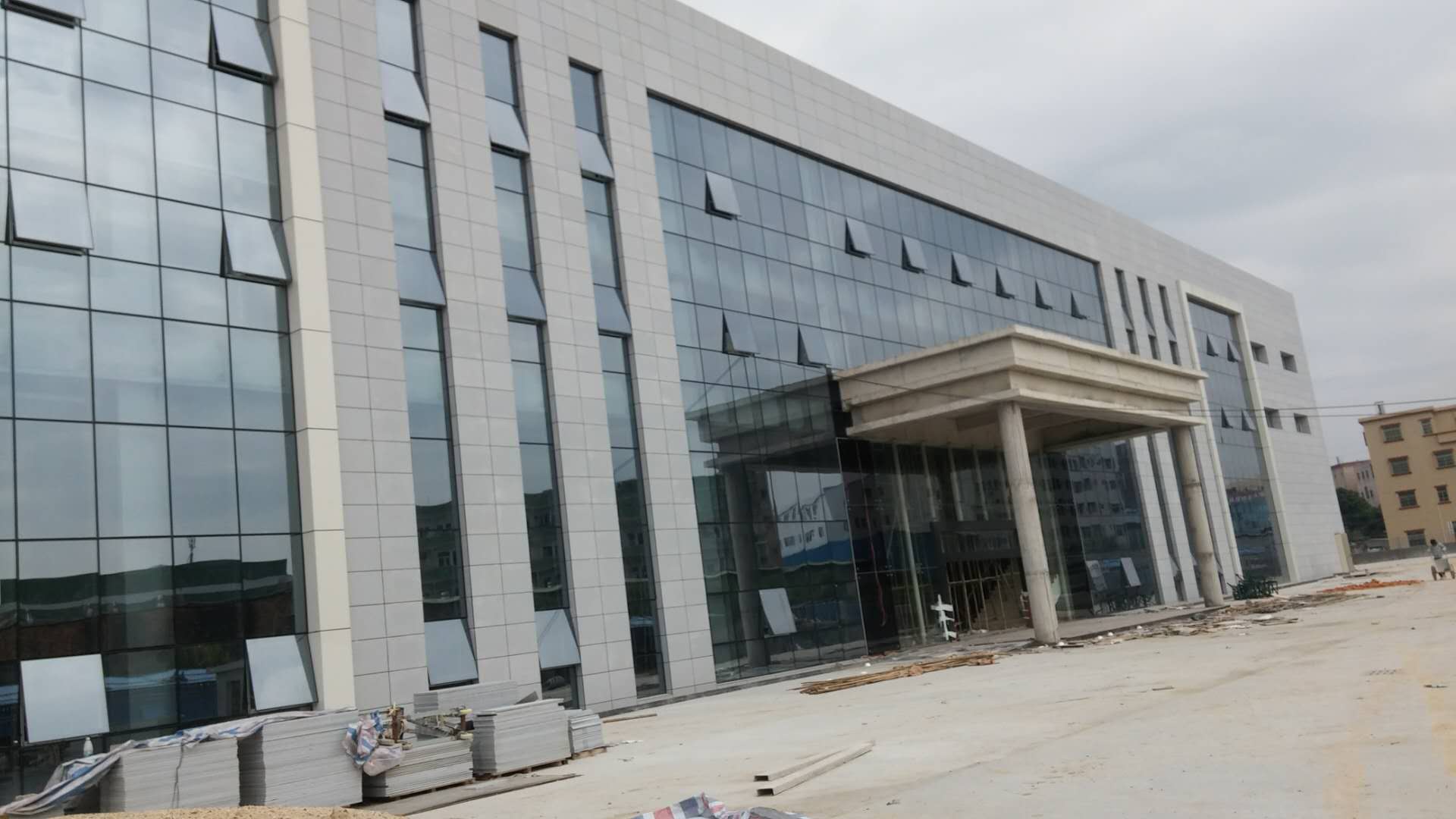 如何計(jì)算拆玻璃幕墻多少錢(qián)一平方的費(fèi)用，可詢(xún)問(wèn)【中東幕墻】